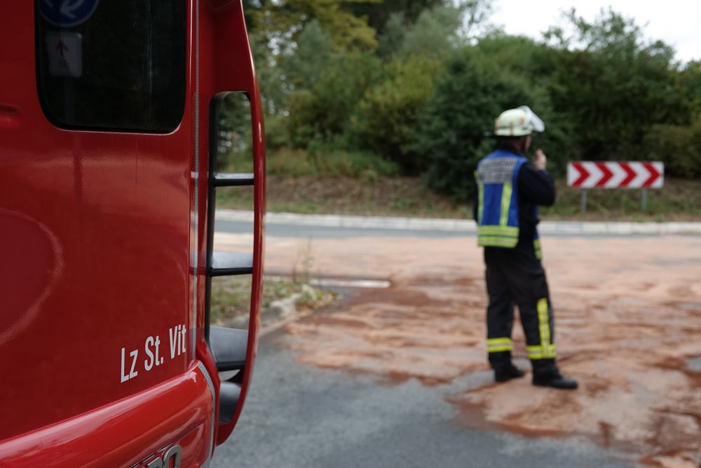 Ölspur im Kreisverkehr, Gruppenführer funkt