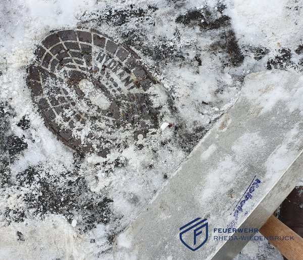 Hydranten frei von Eis und Schnee halten