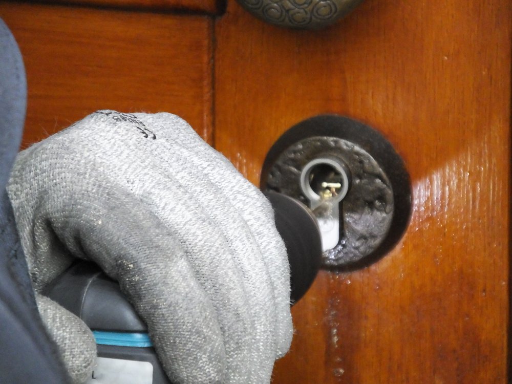 Mit einem Akkuschrauber wird eine Schraube in den Schließzylinder geschraubt. Bei diesem Bild handelt es sich um ein Symbolfoto, welches in keinem Zusammenhang mit dem Einsatz steht.